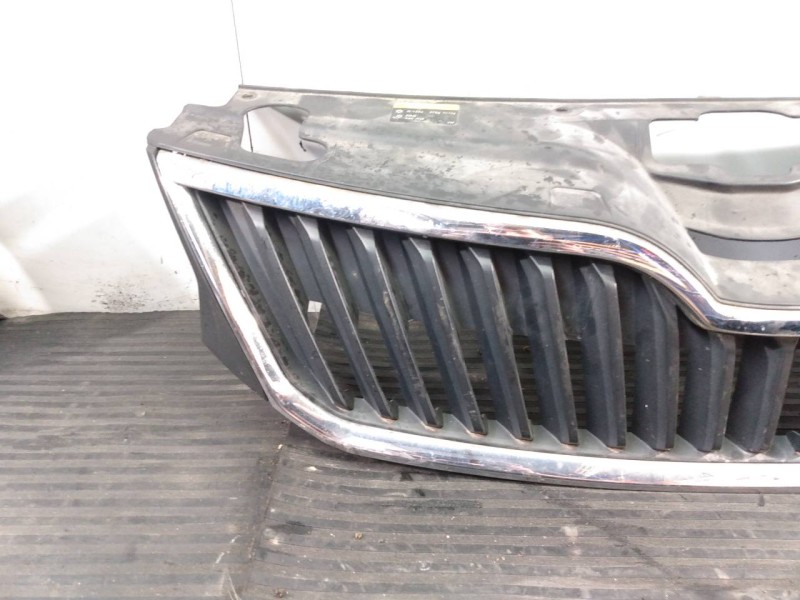 Recambio de rejilla delantera para skoda rapid active referencia OEM IAM 5JA853668  P2-A2-32