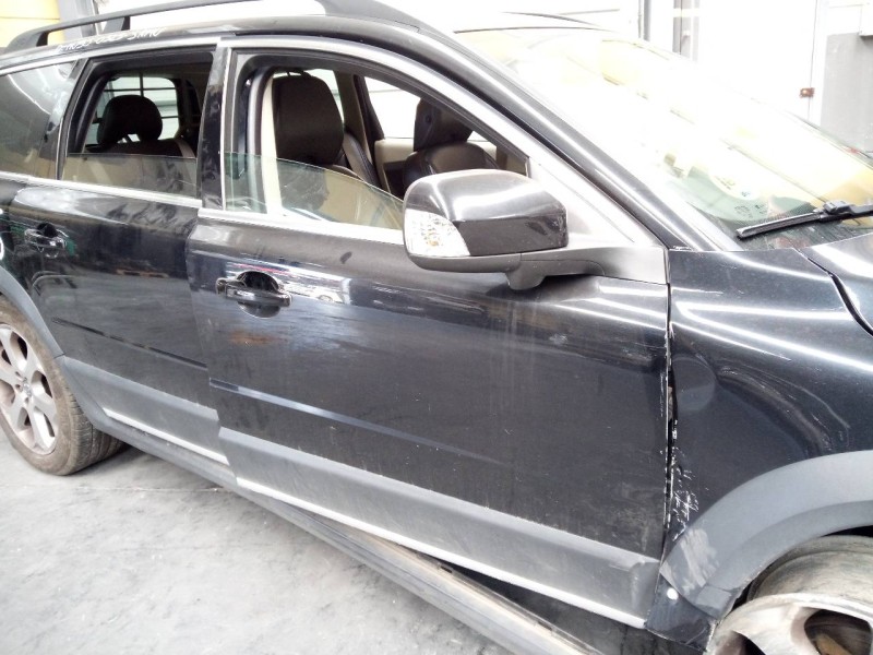 Recambio de puerta delantera derecha para volvo xc70 kinetic awd referencia OEM IAM   