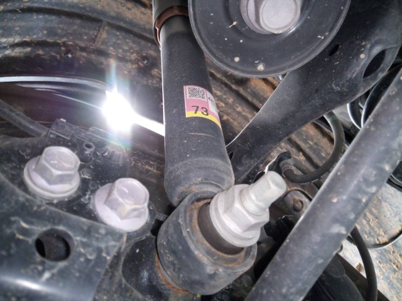 Recambio de amortiguador trasero derecho para toyota rav4 hybrid 4x2 luxury referencia OEM IAM 4853042130  