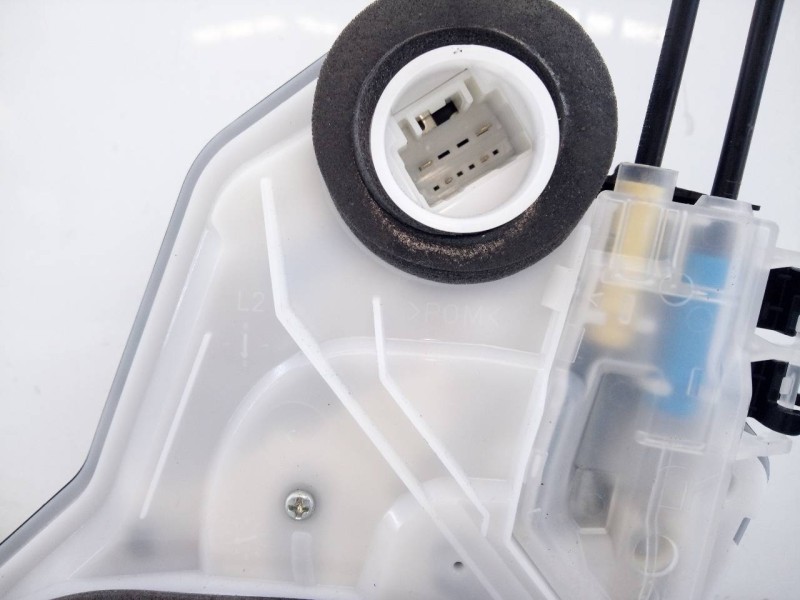 Recambio de cerradura puerta trasera izquierda para toyota rav4 hybrid 4x2 luxury referencia OEM IAM 10528193  E2-B4-55-1