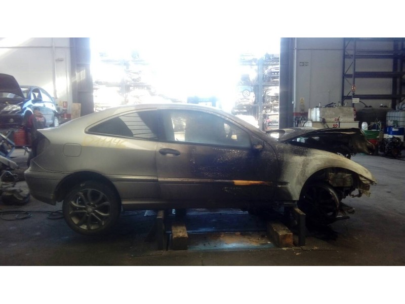 mercedes-benz clase c (w203) berlina del año 2000