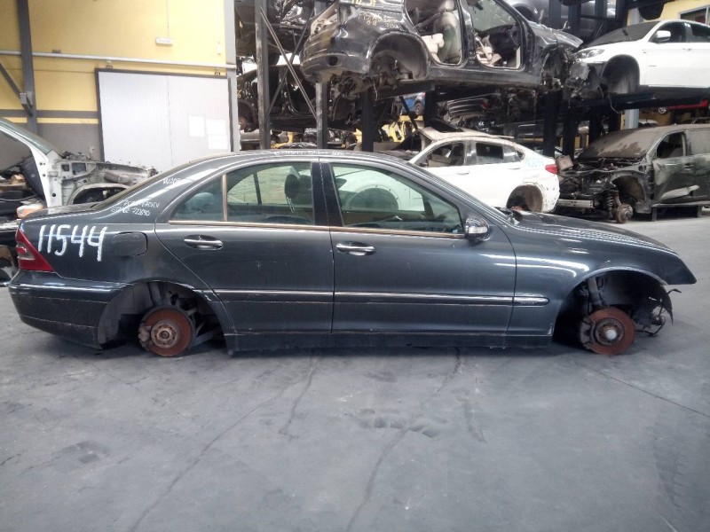 mercedes-benz clase c (w203) berlina del año 2001