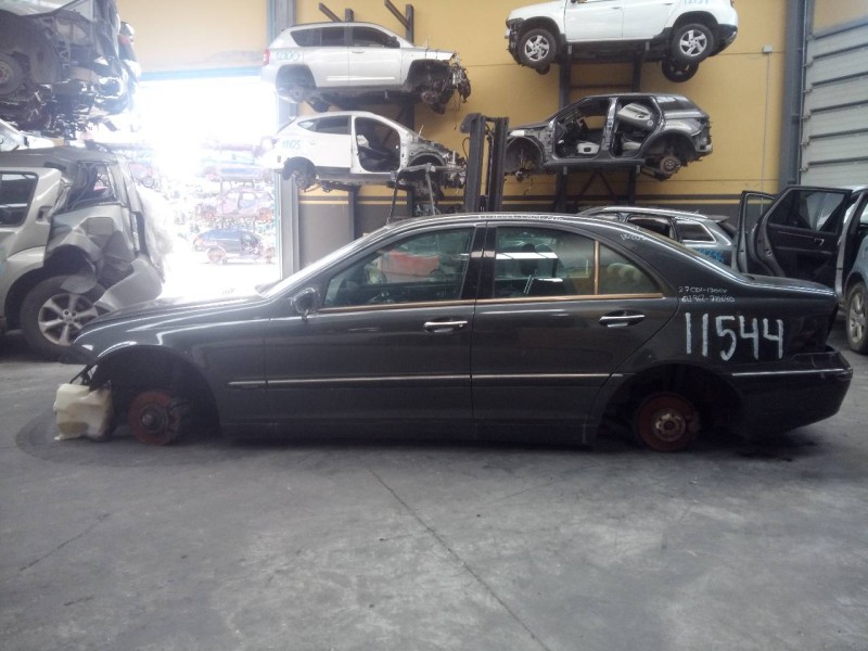 mercedes-benz clase c (w203) berlina del año 2001