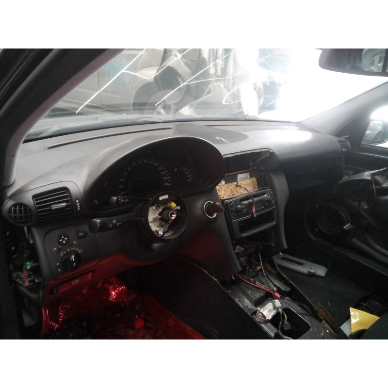 mercedes-benz clase c (w203) berlina del año 2001