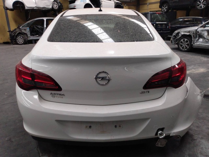 opel astra j lim. 4türig del año 2015