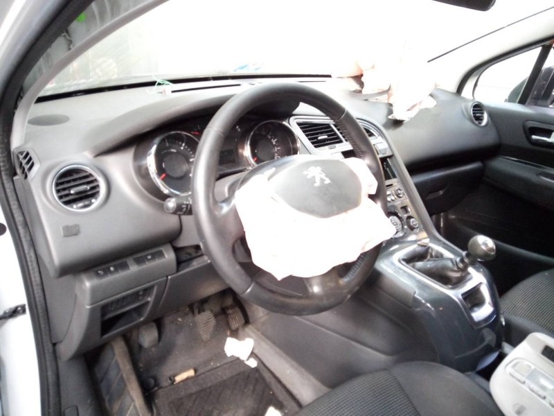 peugeot 5008 del año 2015