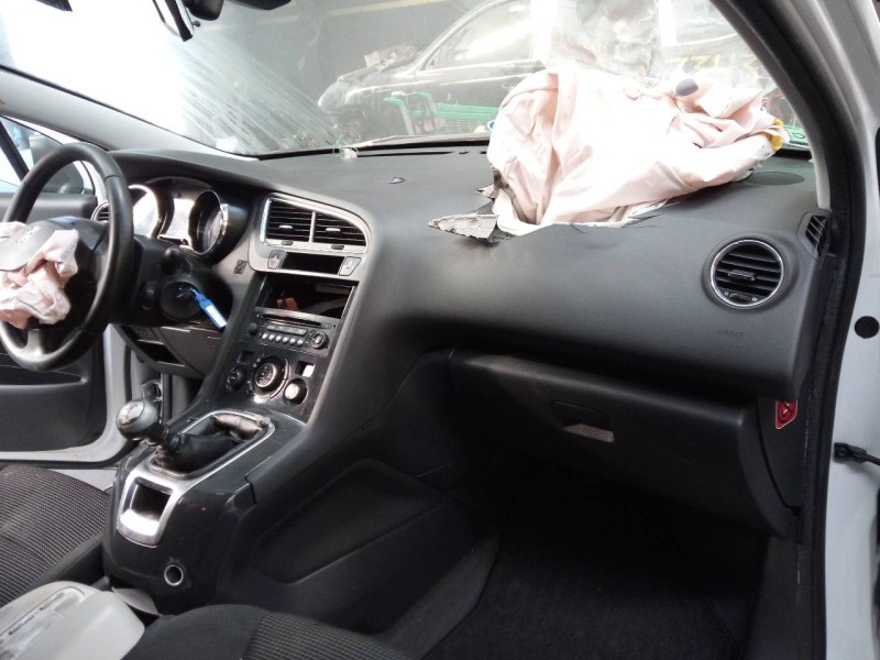 peugeot 5008 del año 2015