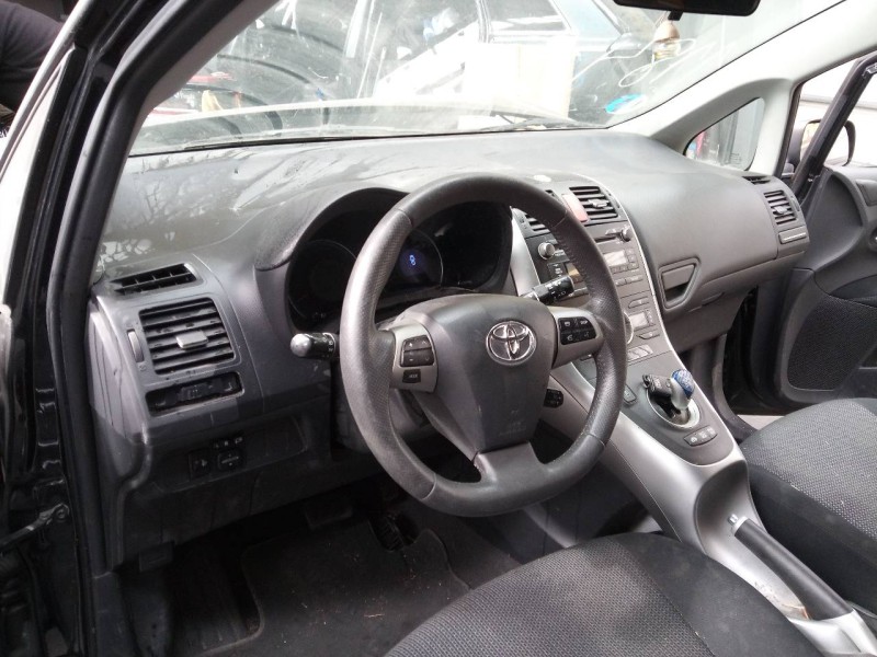 toyota auris del año 2011
