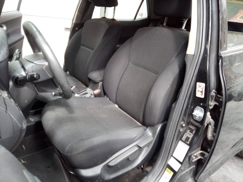 toyota auris del año 2011