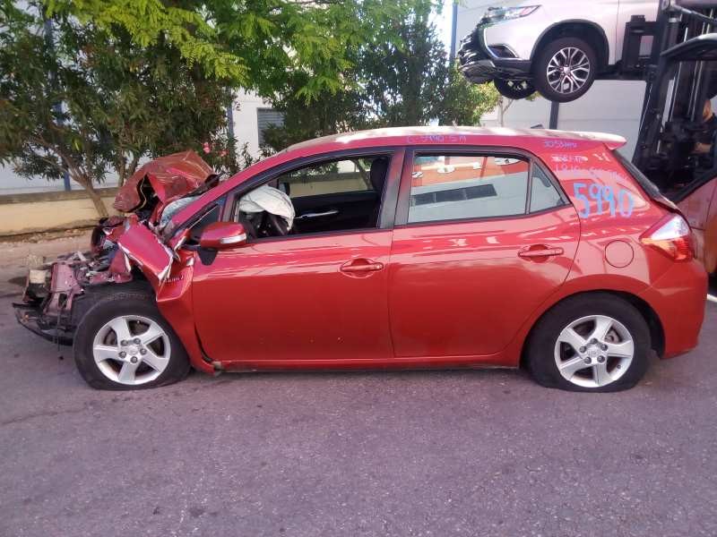 toyota auris del año 2012