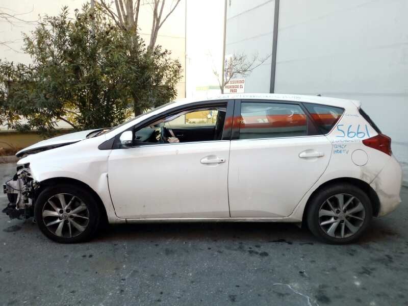 toyota auris del año 2013
