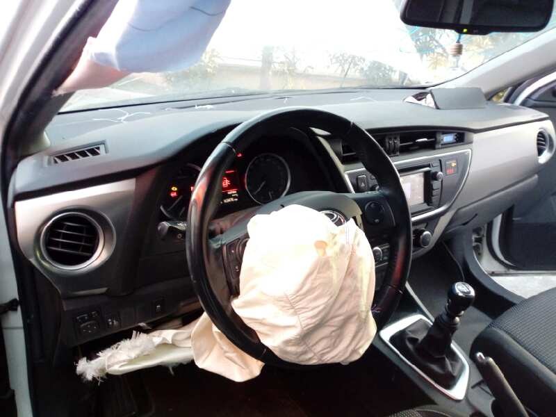 toyota auris del año 2013