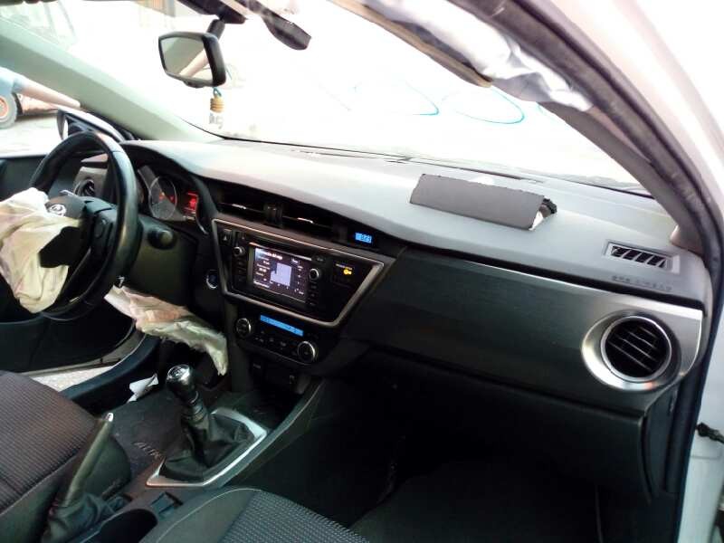 toyota auris del año 2013