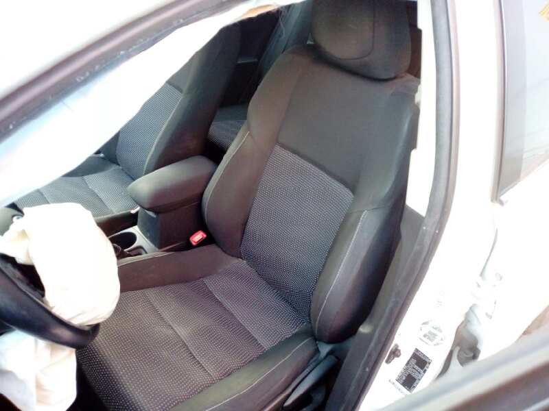 toyota auris del año 2013