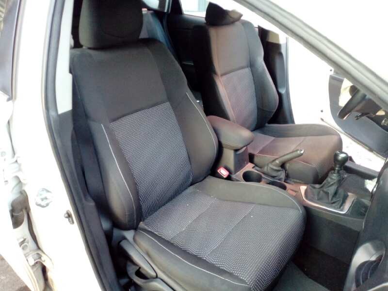 toyota auris del año 2013