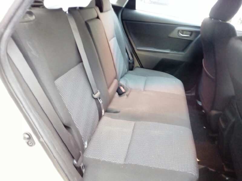 toyota auris del año 2013