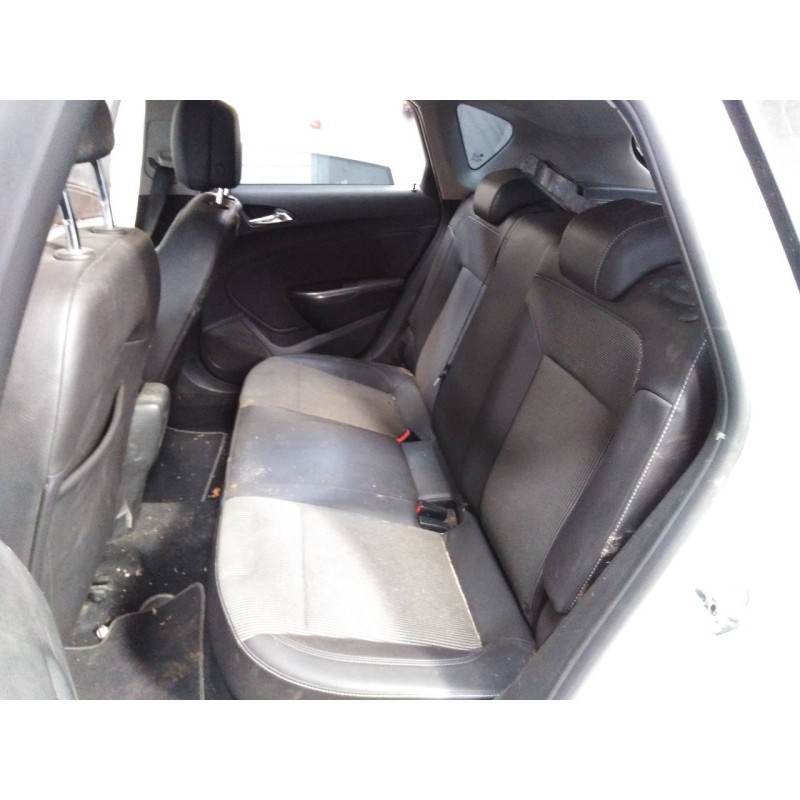 opel astra j lim. del año 2011