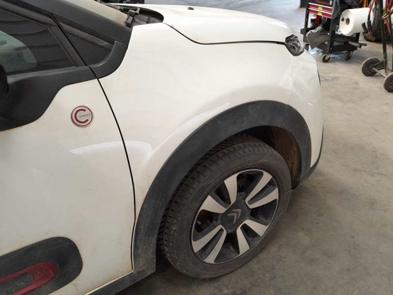 Recambio de aleta delantera derecha para citroën c3 iii (sx) 1.2 puretech 82 referencia OEM IAM   