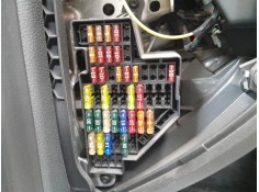 CAJA RELES / FUSIBLES 