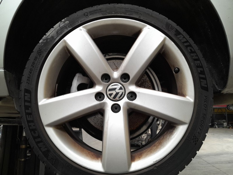 Recambio de llanta para volkswagen passat cc passat cc referencia OEM IAM 235/40/18  