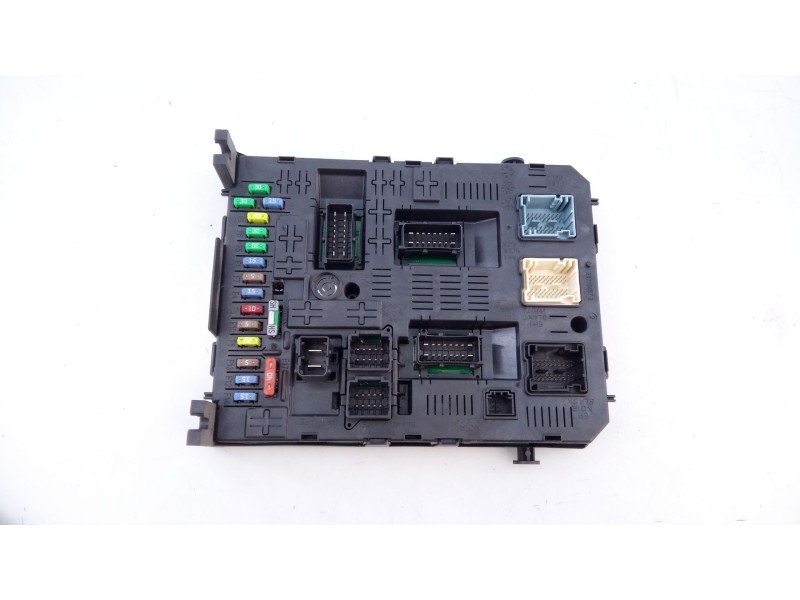 Recambio de caja reles / fusibles para peugeot 5008 referencia OEM IAM 966405908002  