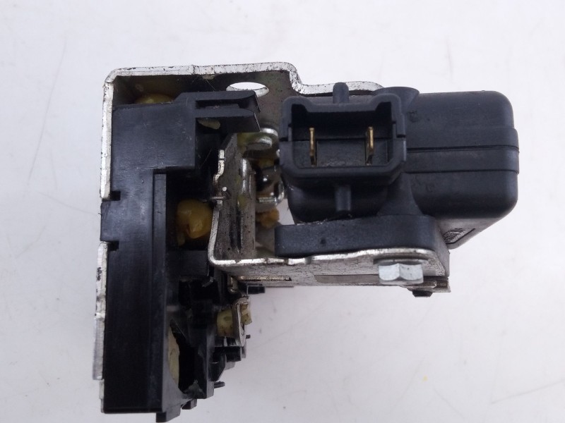 Recambio de cerradura puerta trasera izquierda para dacia duster laureate 4x2 referencia OEM IAM 825030283R  