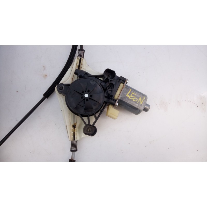 Recambio de elevalunas delantero izquierdo para seat leon style 1200 tsi referencia OEM IAM 0130822716  