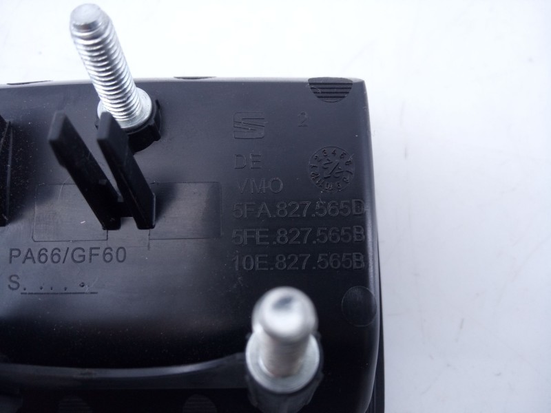 Recambio de maneta exterior porton para seat leon style 1200 tsi referencia OEM IAM 5FA827565D  E2-A1-23-2