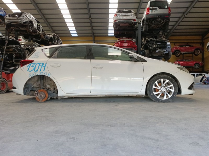 toyota auris (_e18_) del año 2016