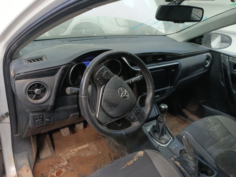 toyota auris (_e18_) del año 2016