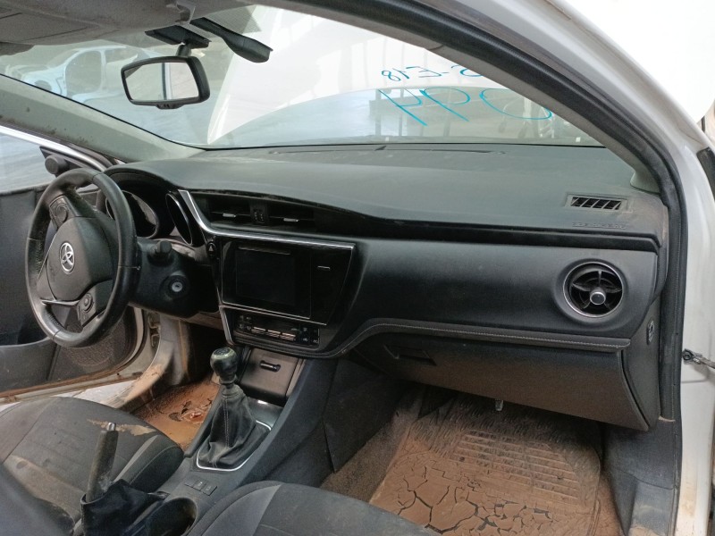 toyota auris (_e18_) del año 2016