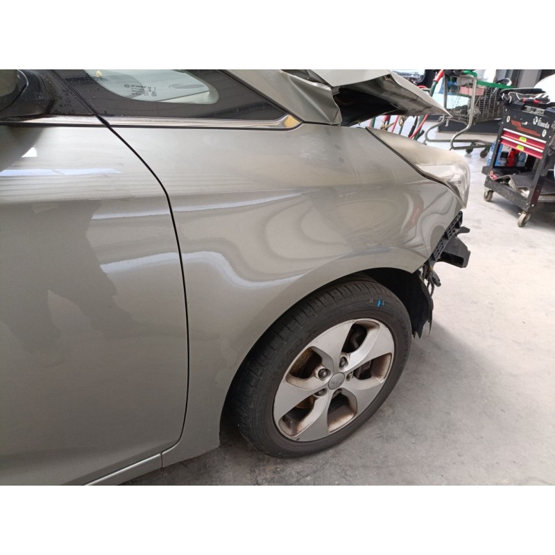 Recambio de aleta delantera derecha para kia carens iv van (a4) crdi referencia OEM IAM   