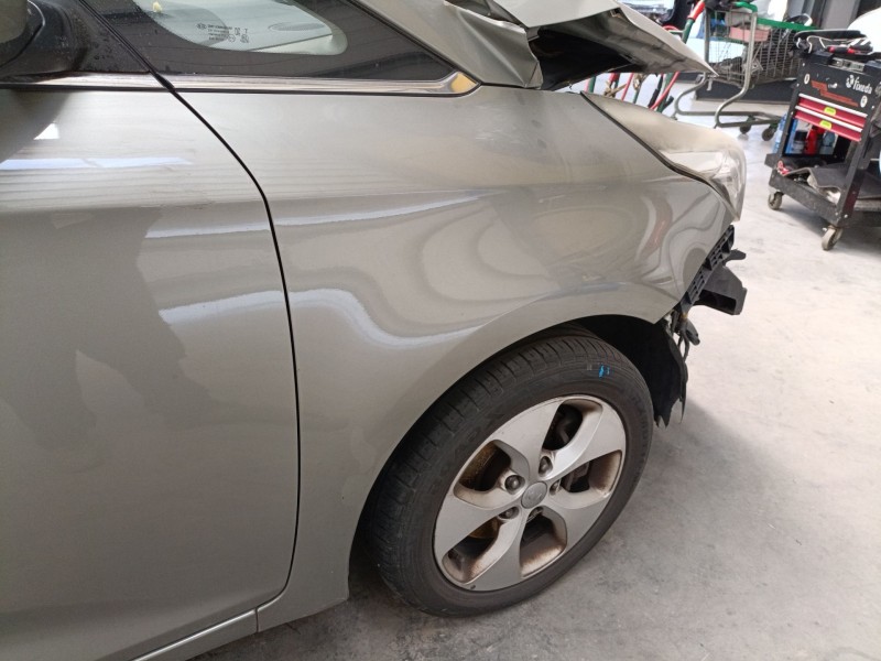 Recambio de aleta delantera derecha para kia carens iv van (a4) crdi referencia OEM IAM   