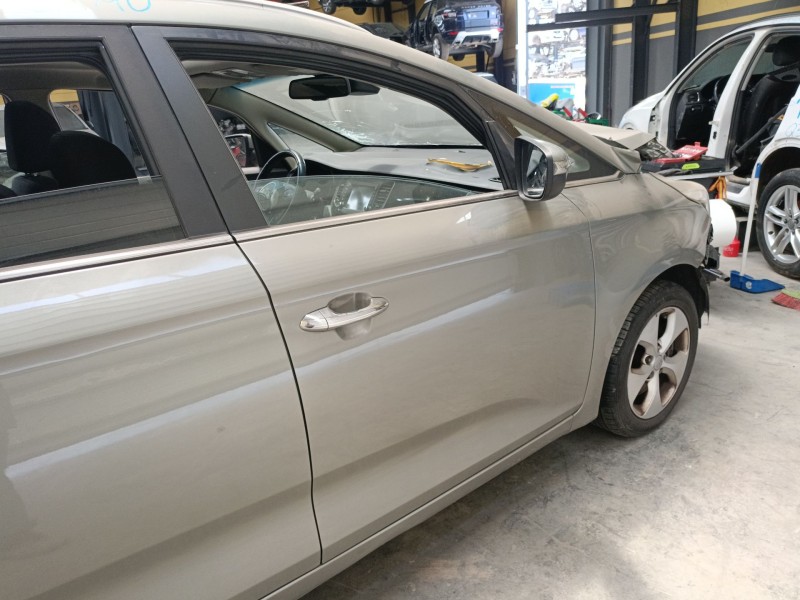 Recambio de puerta delantera derecha para kia carens iv van (a4) crdi referencia OEM IAM   