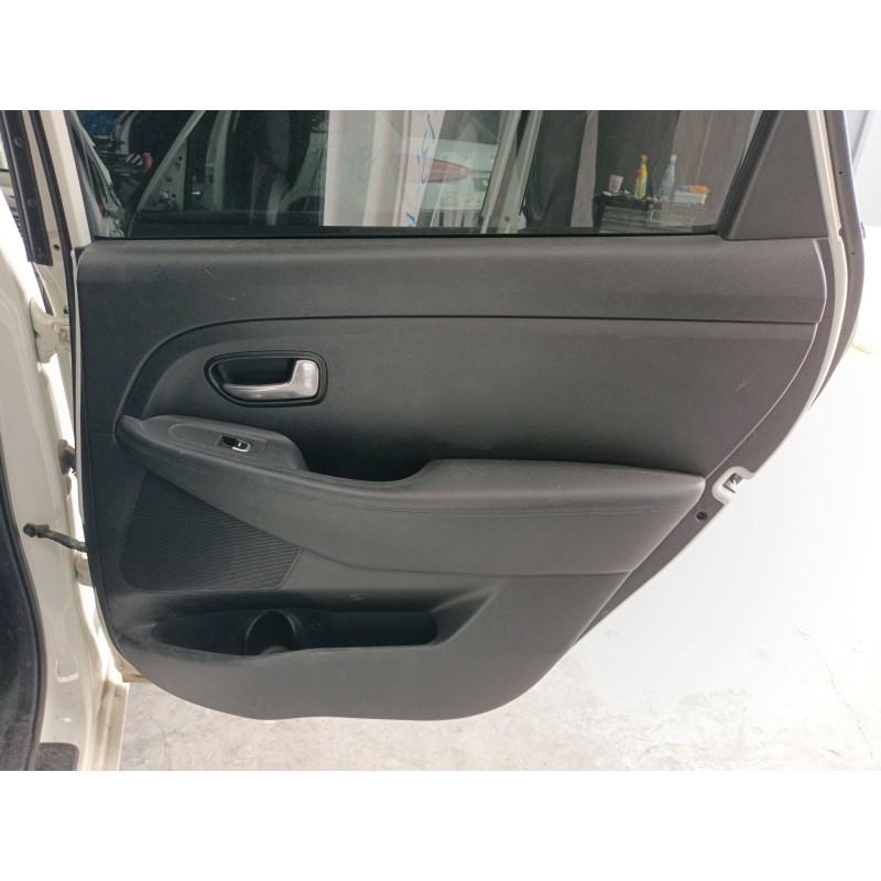 Recambio de guarnecido puerta trasera derecha para kia carens iv 1.7 crdi referencia OEM IAM   