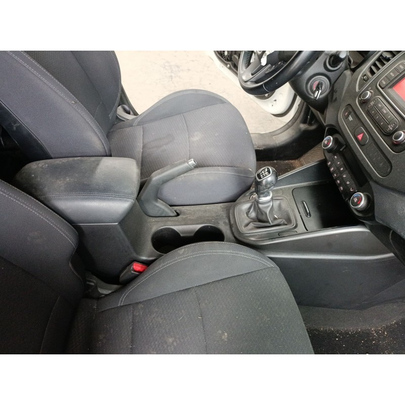 Recambio de consola central para kia carens iv 1.7 crdi referencia OEM IAM   