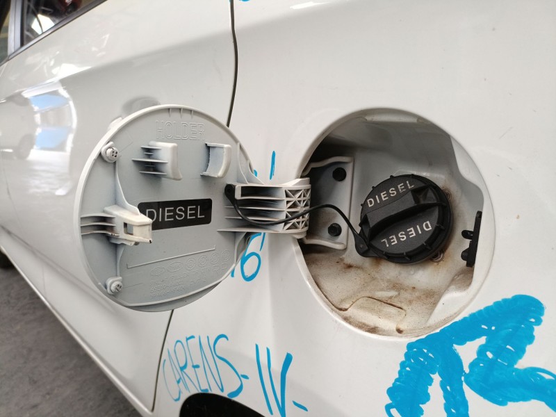 Recambio de tapa exterior combustible para kia carens iv 1.7 crdi referencia OEM IAM   