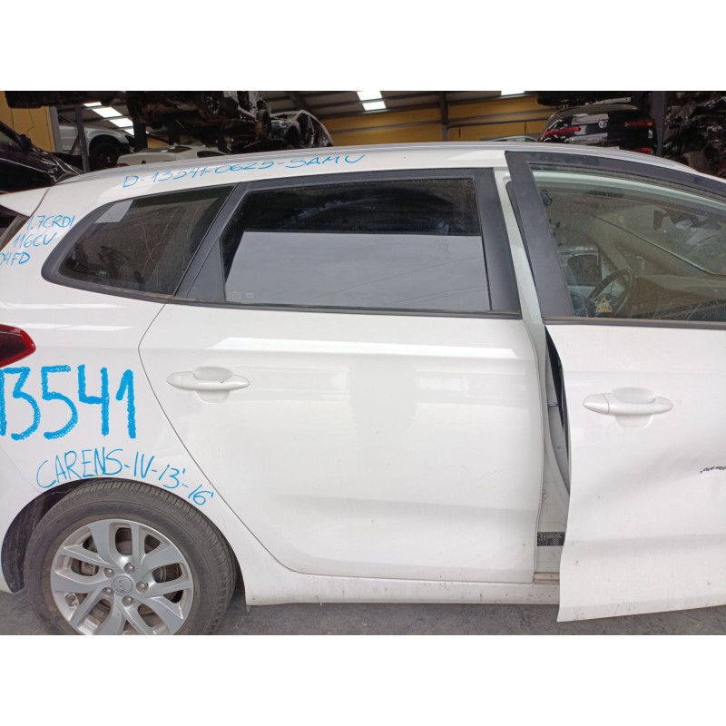 Recambio de puerta trasera derecha para kia carens iv 1.7 crdi referencia OEM IAM   