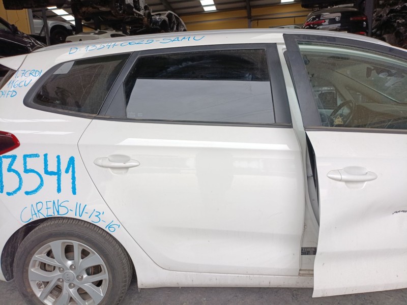 Recambio de puerta trasera derecha para kia carens iv 1.7 crdi referencia OEM IAM   