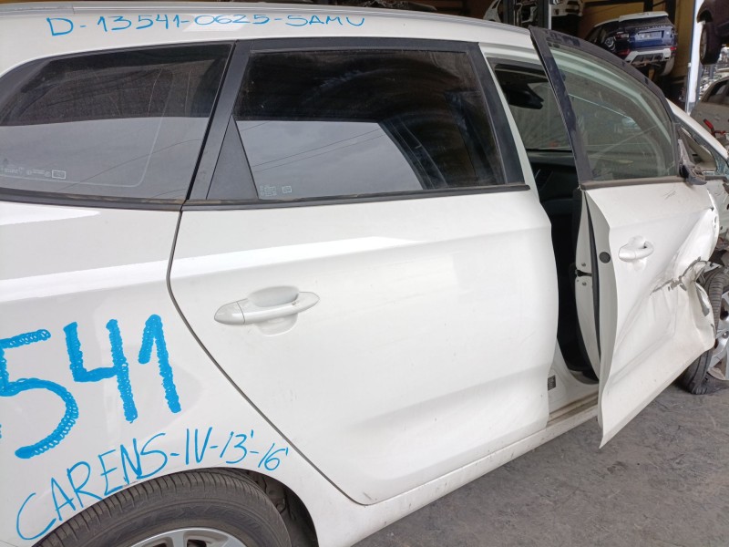 Recambio de puerta trasera derecha para kia carens iv 1.7 crdi referencia OEM IAM   