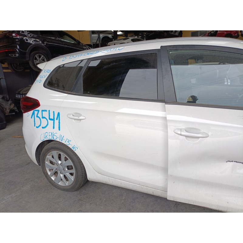 Recambio de puerta trasera derecha para kia carens iv 1.7 crdi referencia OEM IAM   