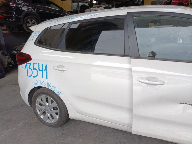 Recambio de puerta trasera derecha para kia carens iv 1.7 crdi referencia OEM IAM   