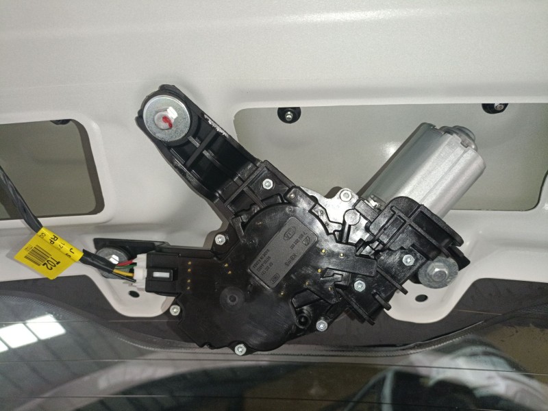 Recambio de motor limpia trasero para kia carens iv 1.7 crdi referencia OEM IAM   