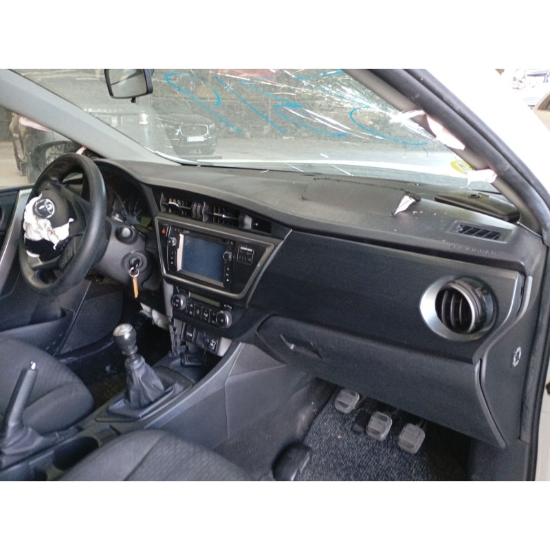 toyota auris (_e18_) del año 2014