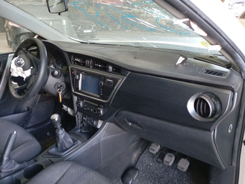 toyota auris (_e18_) del año 2014