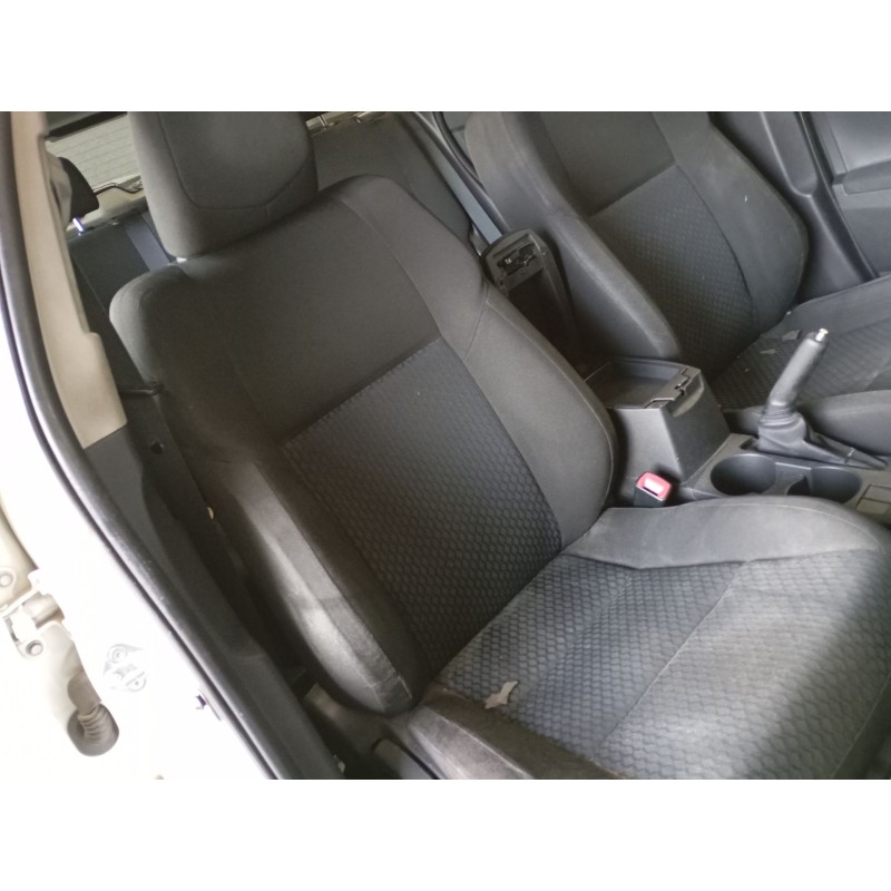 toyota auris (_e18_) del año 2014