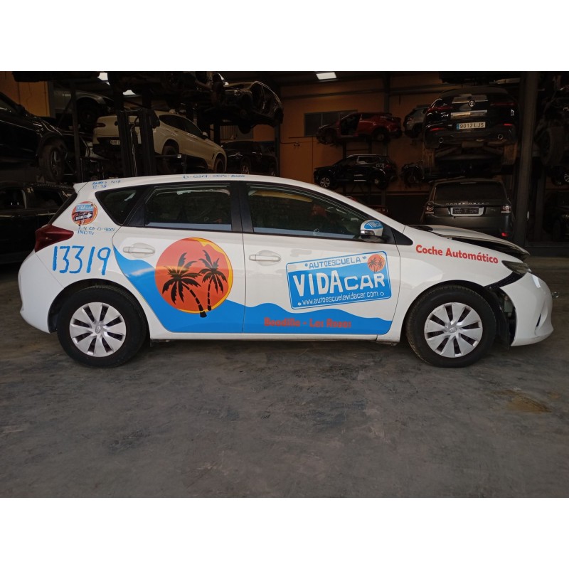 toyota auris (_e18_) del año 2014