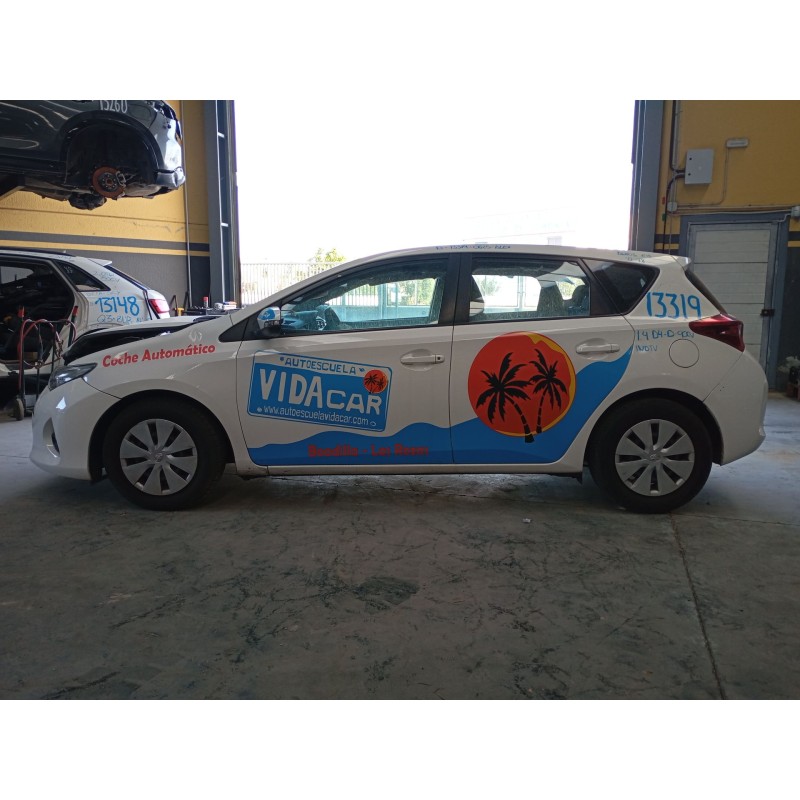 toyota auris (_e18_) del año 2014