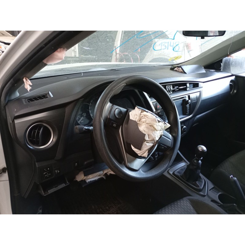 toyota auris (_e18_) del año 2014