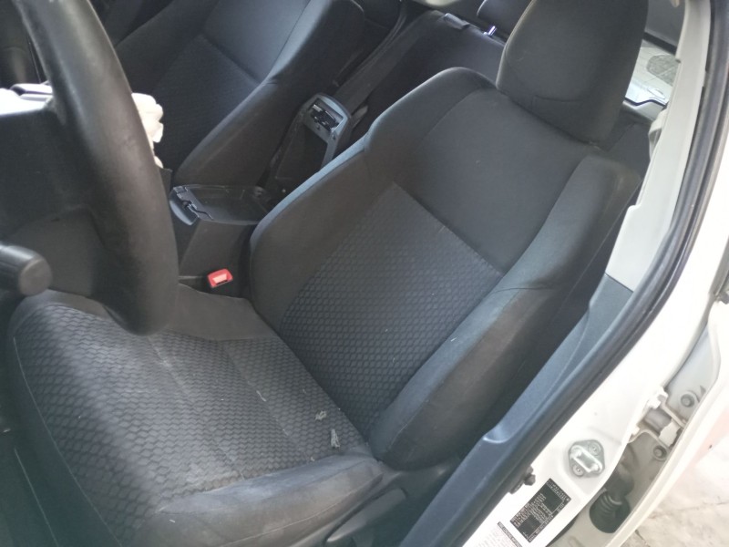 toyota auris (_e18_) del año 2014